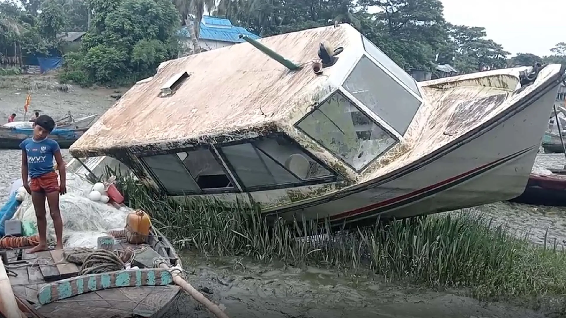 ভোলায় অযত্নে নষ্ট অর্ধকোটি টাকার নৌ অ্যাম্বুলেন্স